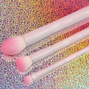 Crown makeup brushes